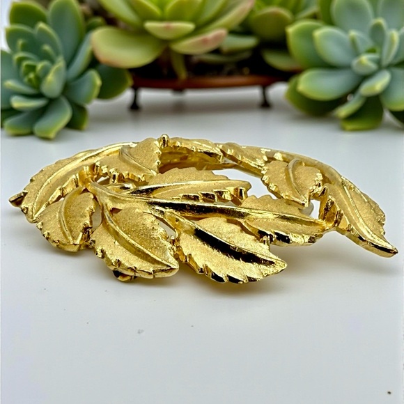 Vintage Crown Trifari Gold Tone Leaf Wreath Brooch – 2” - Picture 5 of 16